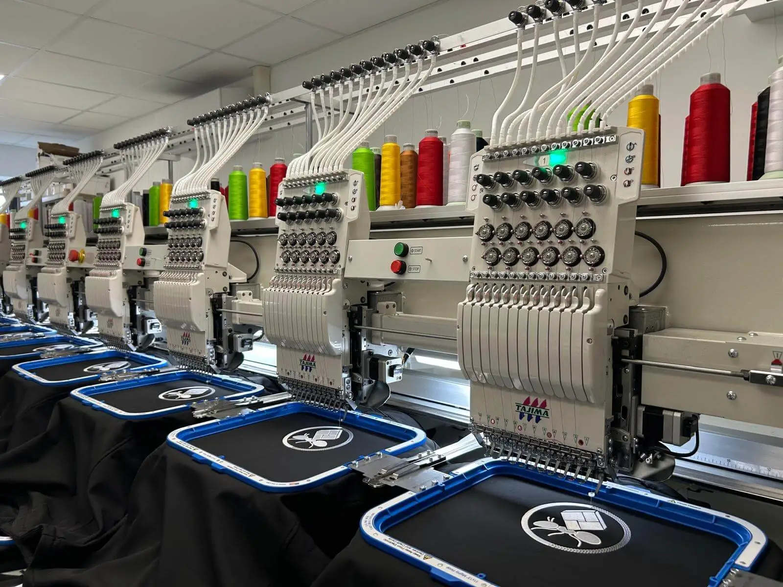 Machines industrielles qui brodent des tshirt